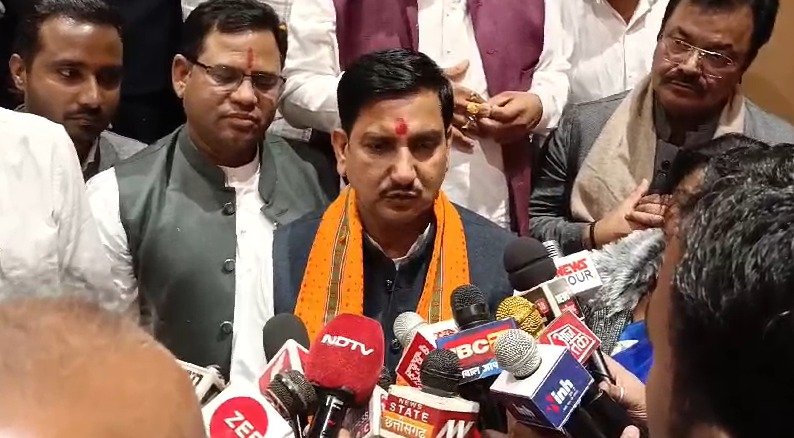 पेंड्रा में पत्रकार मुकेश चंद्राकर की श्रद्धांजलि, केंद्रीय राज्य मंत्री तोखन साहू ने शोक व्यक्त किया....