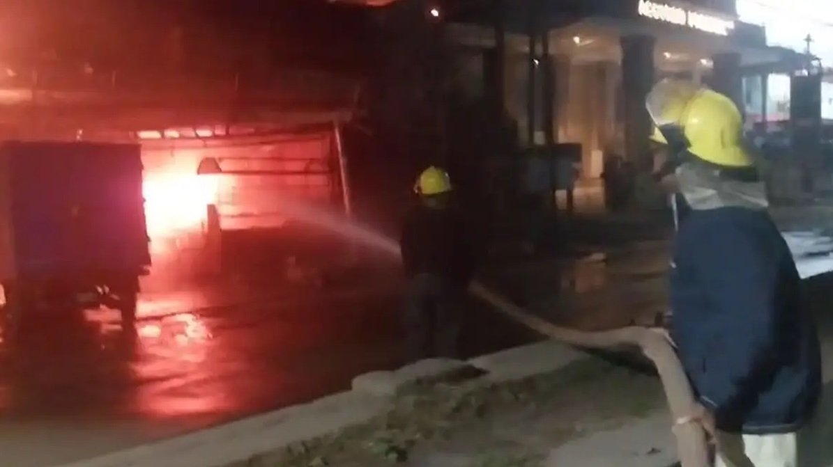 आग ही आग भाग भाई भाग : रायगढ़ में होटल तो रायपुर में टैंकर -ट्रेलर की भिड़ंत में लपकी लपटें...