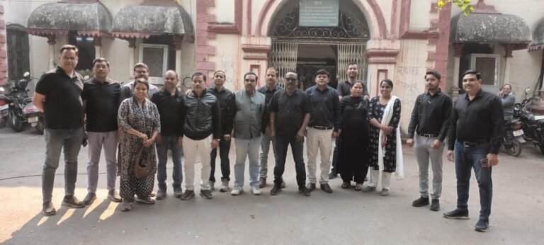 Raipur Breaking : पटवारियों की डिजिटल हड़ताल जारी, काले पट्टी और कपड़ों के साथ विरोध प्रदर्शन...