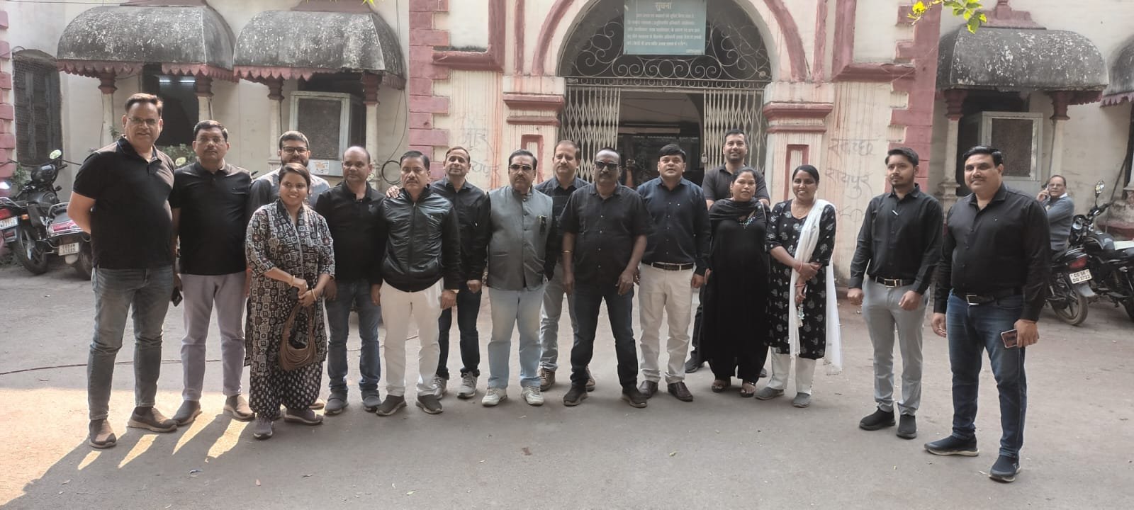 Raipur Breaking : पटवारियों की डिजिटल हड़ताल जारी, काले पट्टी और कपड़ों के साथ विरोध प्रदर्शन...