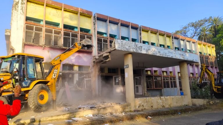 Bilaspur : मिशन अस्पताल की जर्जर बिल्डिंग पर चला प्रशासन का बुलडोजर...