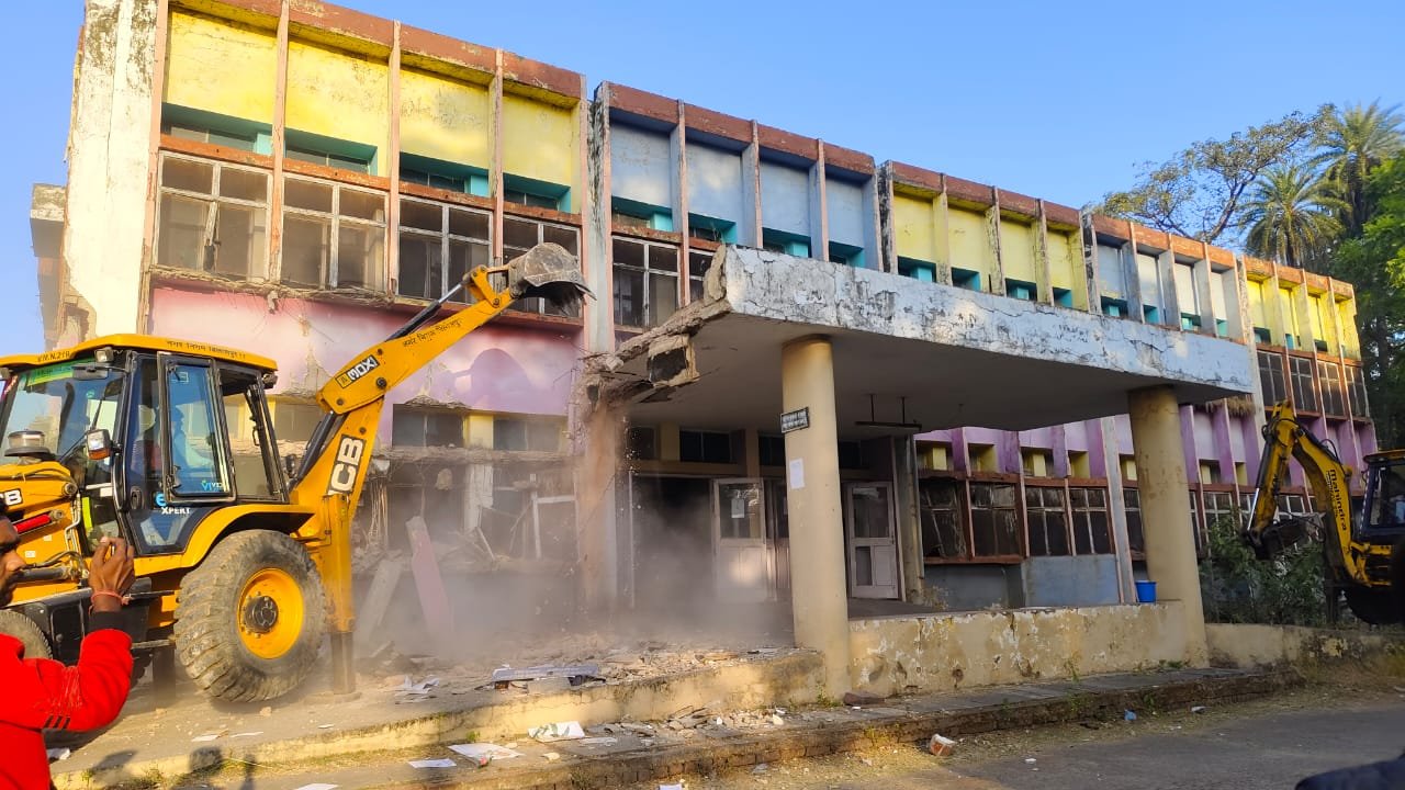 Bilaspur : मिशन अस्पताल की जर्जर बिल्डिंग पर चला प्रशासन का बुलडोजर...