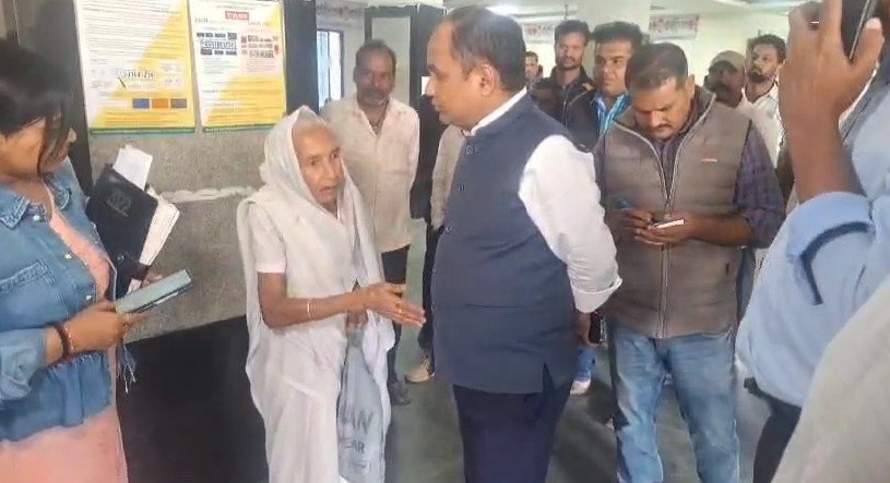 Raipur Breaking : कलेक्टर डॉ. गौरव सिंह ने नगर निगम का किया निरीक्षण...!