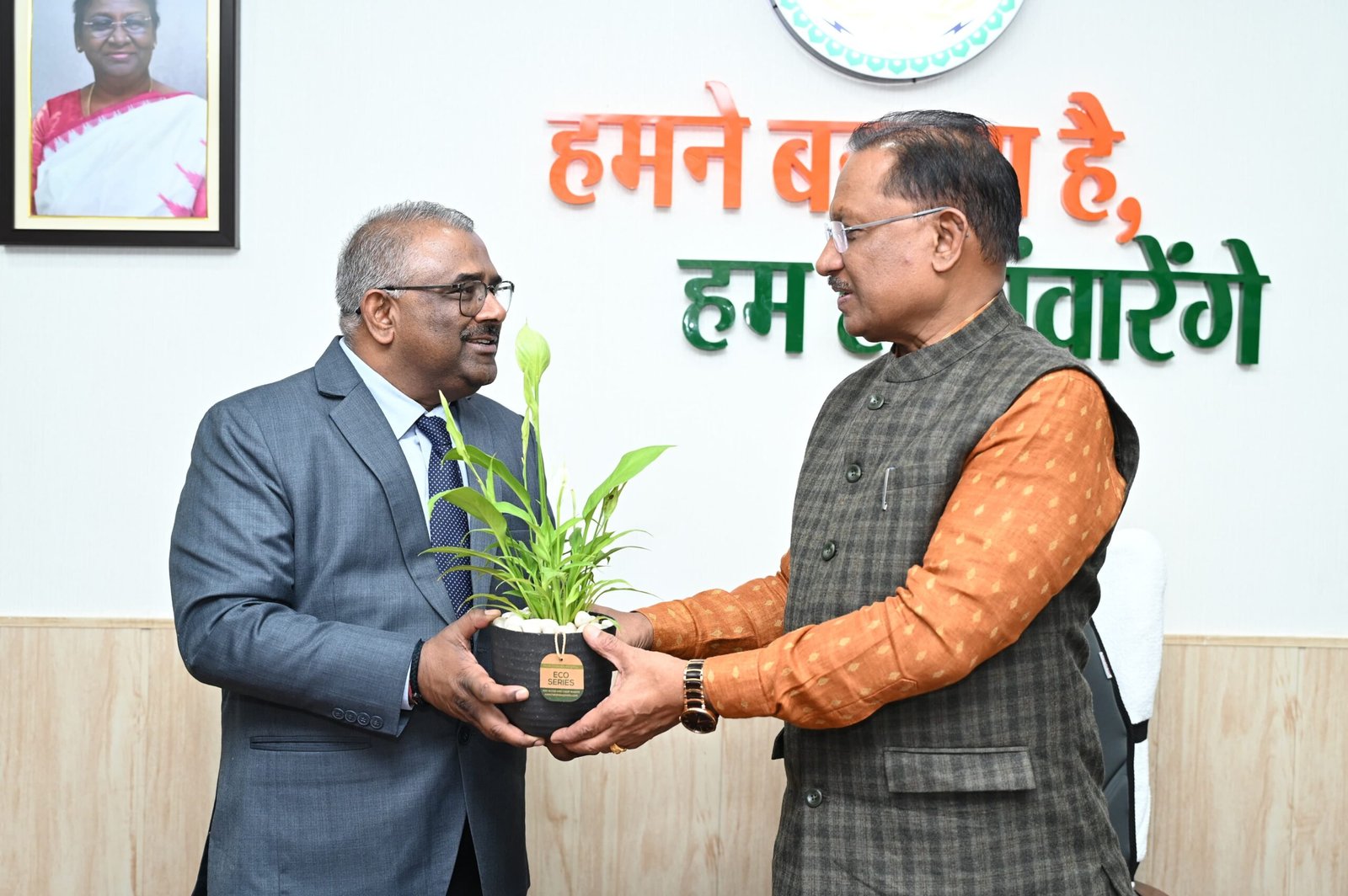 रायपुर रेल मंडल के महाप्रबंधक की राज्यपाल और मुख्यमंत्री से सौजन्य मुलाकात...!