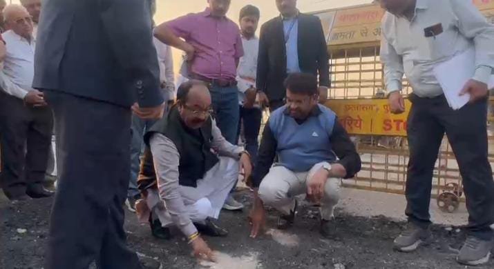 डिप्टी सीएम अरुण साव ने मोवा ओवरब्रिज की सड़क की गुणवत्ता का किया निरीक्षण