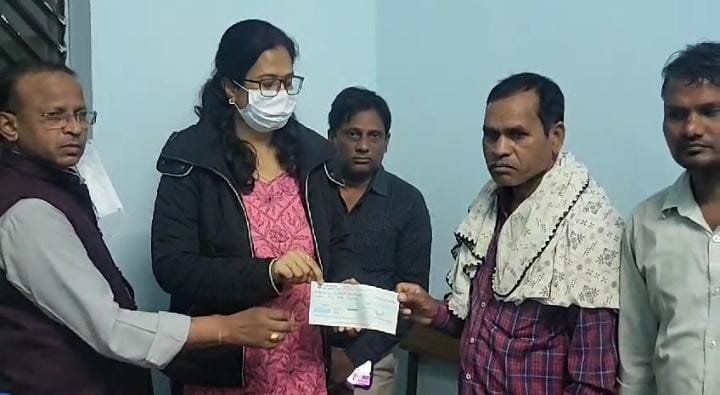 मुंगेली : कुसुम स्मेल्टर्स प्लांट हादसे में मृतकों के परिजनों को मुआवजा...