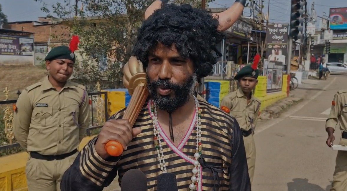 जशपुर में अनोखा अभियान: बिना हेलमेट और सीट बेल्ट वाले चालकों को यमराज ने दी चेतावनी