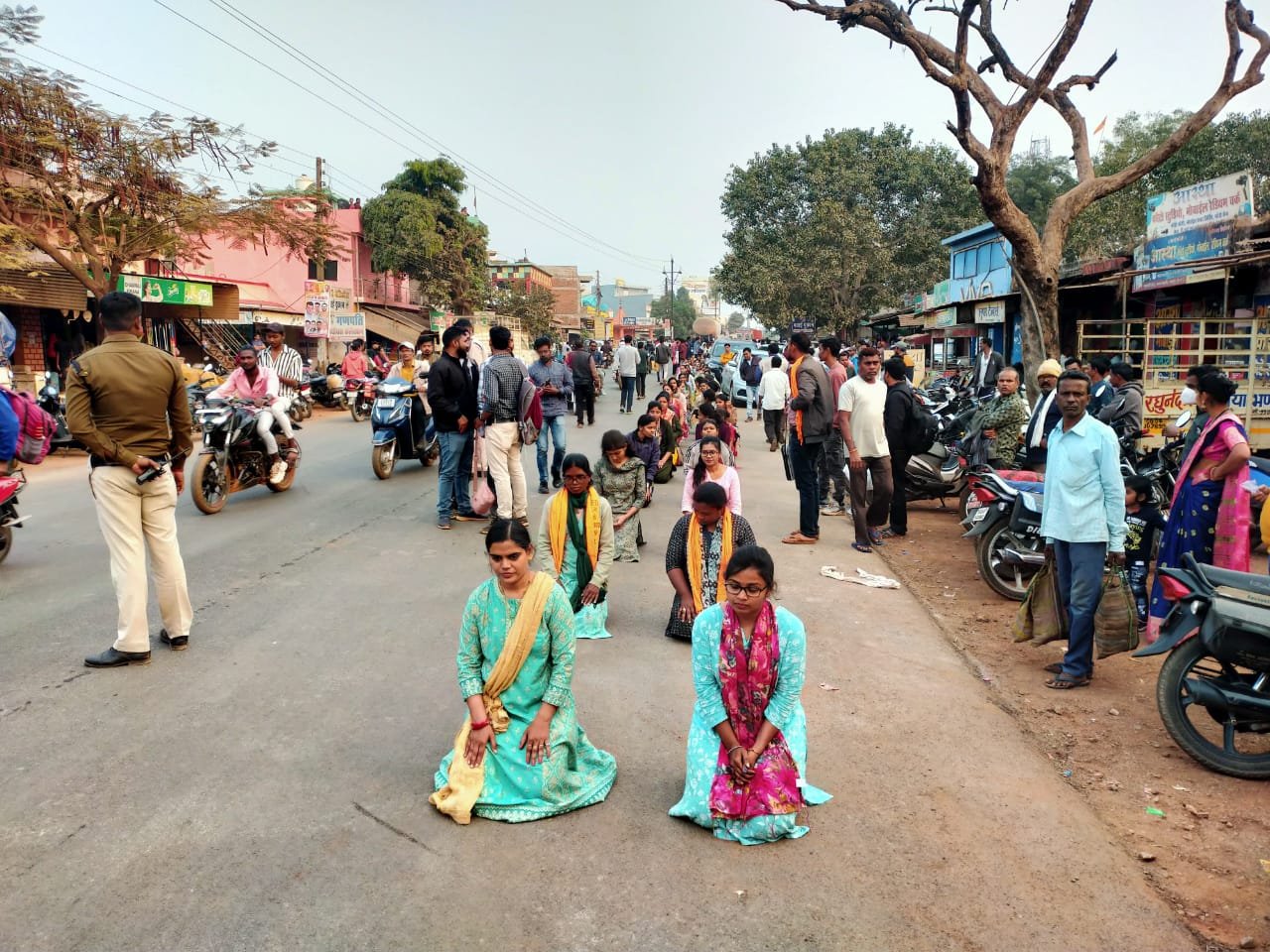 रायपुर ब्रेकिंग : बीएड धारक सहायक शिक्षकों की दंडवत न्याय यात्रा...वीडियो वायरल
