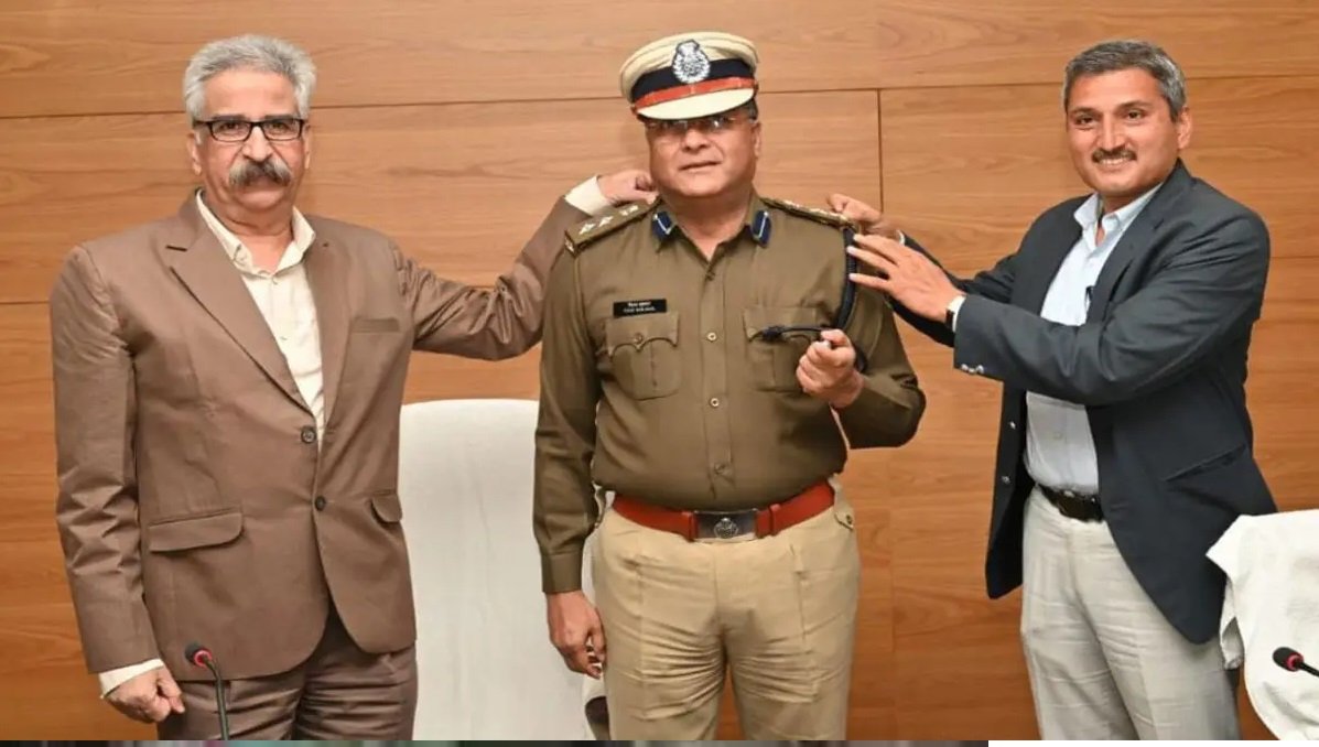 डीजीपी जुनेजा ने पहनाया बलौदाबाजार एसपी को बैज