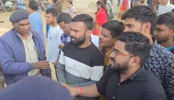 Ambikapur : वित्त मंत्री ओपी चौधरी को युवाओं ने नौकरी की मांग पर घेरा….