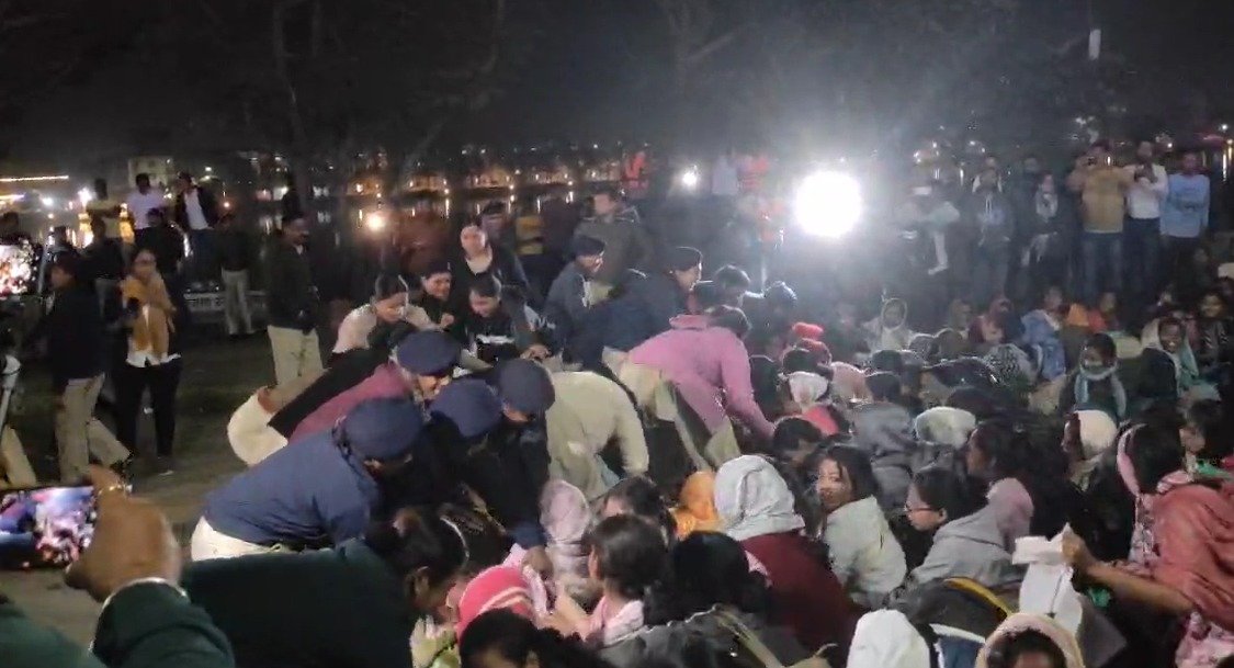 Raipur Breaking: B.Ed सहायक शिक्षकों का चक्काजाम, पुलिस ने किया बस में भेजने का प्रयास...