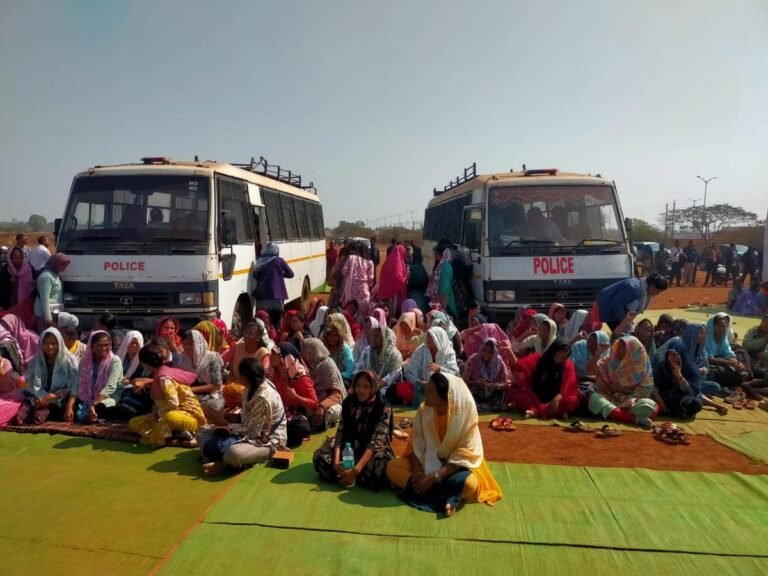 CG Breaking News : B.Ed सहायक शिक्षिकाओं का प्रदर्शन, ठोस आश्वासन के बिना बस से उतरने से इनकार