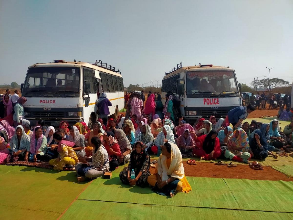 CG Breaking News : B.Ed सहायक शिक्षिकाओं का प्रदर्शन, ठोस आश्वासन के बिना बस से उतरने से इनकार