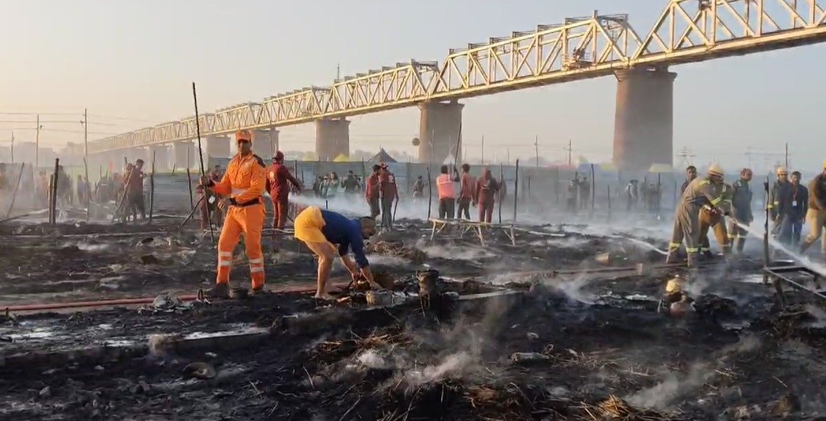 Mahakumbh 2025 : महाकुंभ मेला में आग पर काबू पाया गया, राहत कार्य जारी...