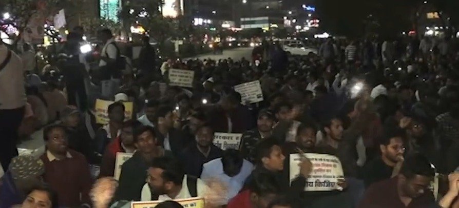 Raipur Breaking: B.Ed धारी सहायक शिक्षकों का मरीन ड्राइव पर प्रदर्शन जारी...