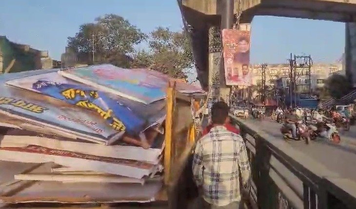 नगरी निकाय चुनाव: आचार संहिता लागू होते ही नगर निगम की पोस्टर्स और होर्डिंग हटाने की कार्रवाई तेज...