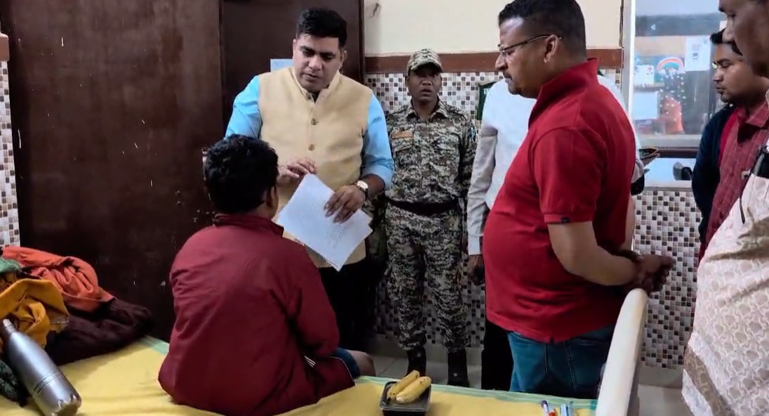 CG News: स्कूली बच्चों से भरी बस के एक्सीडेंट में घायलों से कलेक्टर ने की मुलाकात...