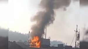 कोयला लदे ट्रेलर से उठी ऊंची-ऊंची लपटें : खबर मिलते ही एसईसीएल कर्मचारी भी झपटे.. 2 WhatsApp Image 2025 01 23 at 1.27.28 PM 1