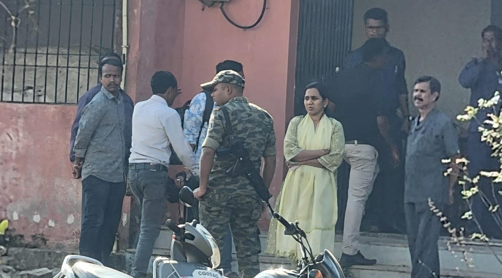 Dhamtari Breaking: कलेक्ट्रेट परिसर में तैनात गार्ड ने खुद को मारी गोली, परिसर मचा हड़कंप..