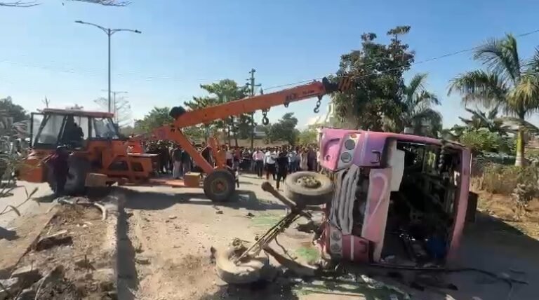 Mungeli Breaking: मुंगेली में यात्री बस पलटी, कई घायल...