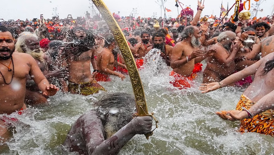 प्रयागराज महाकुम्भ में अखाड़ों का अमृत स्नान : सनातन के संरक्षक साधु - संतों ने लगाईं डुबकी
