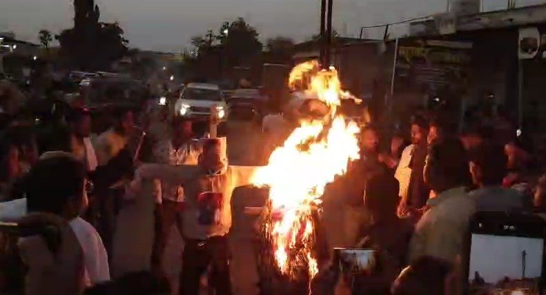 Dhamtari Breaking: भाजपा युवा मोर्चा के कार्यकर्ताओं का उग्र प्रदर्शन, जिलाध्यक्ष का पुतला जलाया...