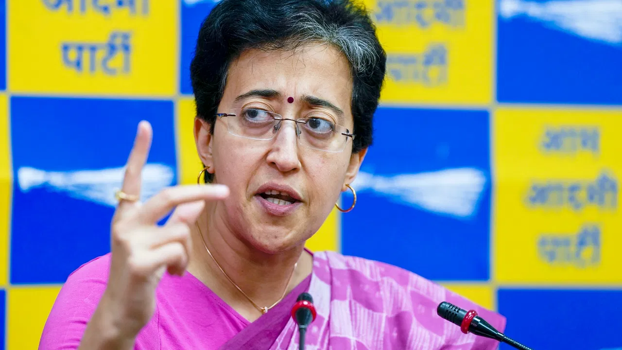 दिल्ली चुनाव : वोटर लिस्ट में बढ़ी पारदर्शिता या विवाद? आतिशी ने की जांच की मांग....