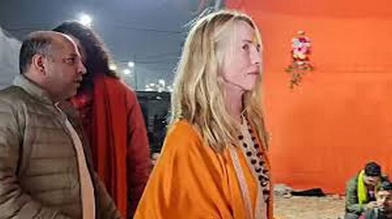 प्रयागराज महाकुंभ : स्टीव जॉब्स की पत्नी महाकुंभ पहुंचीं, साधु वेशभूषा में बिताएंगी समय
