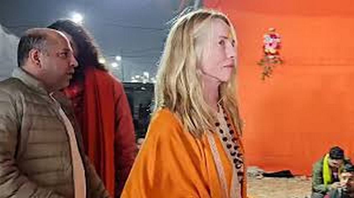 प्रयागराज महाकुंभ : स्टीव जॉब्स की पत्नी महाकुंभ पहुंचीं, साधु वेशभूषा में बिताएंगी समय