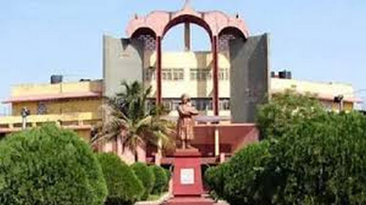 रवि शंकर विश्वविद्यालय की बड़ी लापरवाही : परीक्षा तिथि में अचानक बदलाव से छात्र परेशान