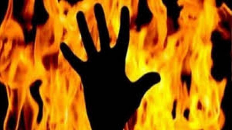 Bareilly News : युवक ने खुद को किया आग के हवाले...वीडियो वायरल