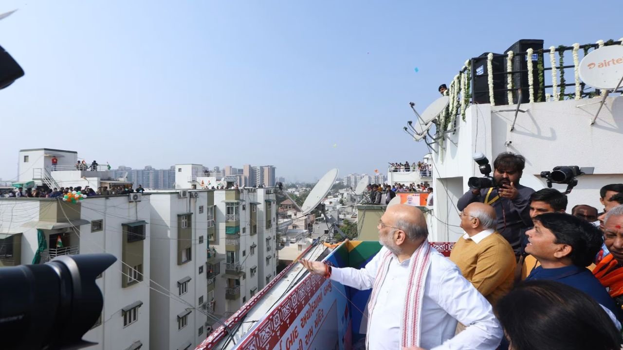 अहमदाबाद: मकर संक्रांति के मौके पर पतंगबाजी करते दिखे गृह मंत्री Amit Shah, ‘काई पो छे’ की गूंज....