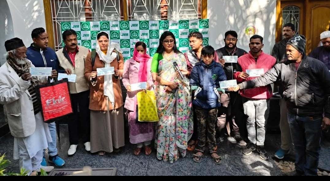 राज्यसभा सांसद महुआ माजी ने मुख्यमंत्री राहत कोष के तहत जरूरतमंदों को दी सहायता राशि