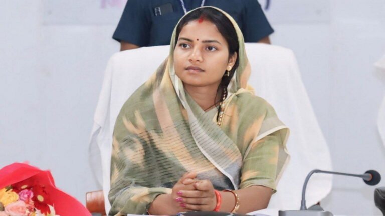 Raipur Breaking: शासकीय योजनाओं में लापरवाही पर होगी सख्त कार्रवाई, लक्ष्मी राजवाड़े ने दिए निर्देश...