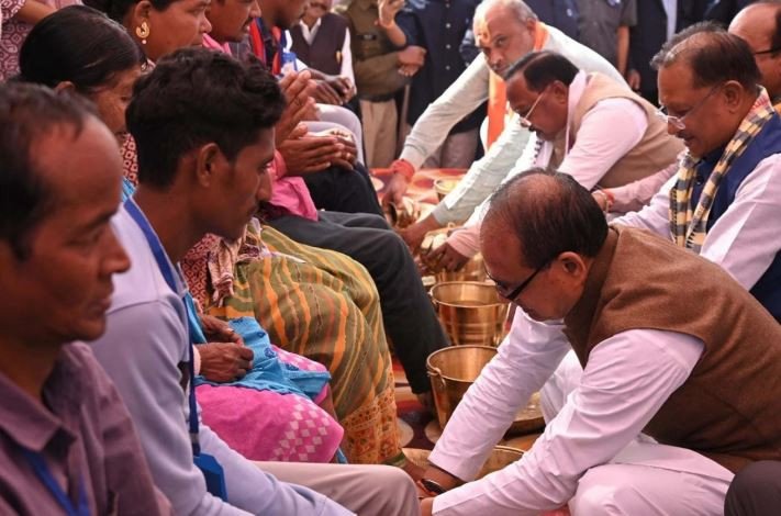 कृषि मंत्री शिवराज सिंह चौहान ने पांव पखार कर लाभार्थियों का किया सम्मान...