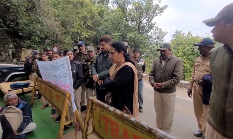 MP Pipariya News : आखिर क्यों धरने पर बैठे सैकड़ों आदिवासी महिला-पुरुष?....... MP Pipariya News : आखिर क्यों धरने पर बैठे सैकड़ों आदिवासी महिला-पुरुष?.......