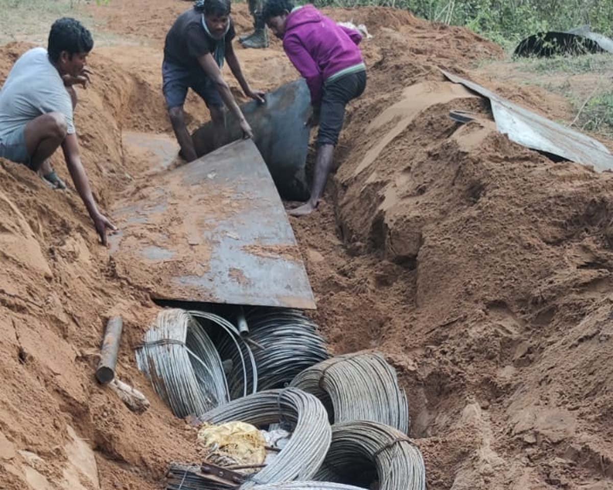 Sukma Bijapur News : सुकमा डीआरजी के जवानों के हाथ लगा नक्सलियों का सुरंग....वीडियो
