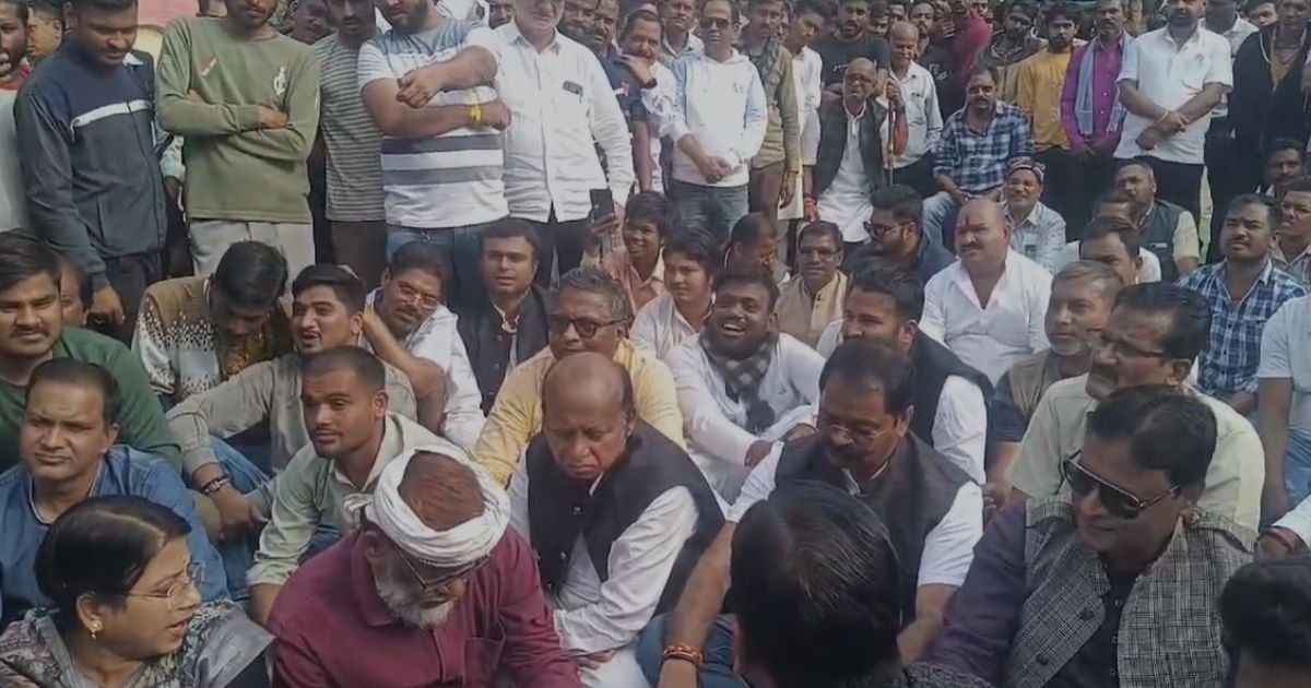 CG News: भाटापारा में कांग्रेस कार्यकर्ताओं ने किया थाने का घेराव, FIR की मांग...