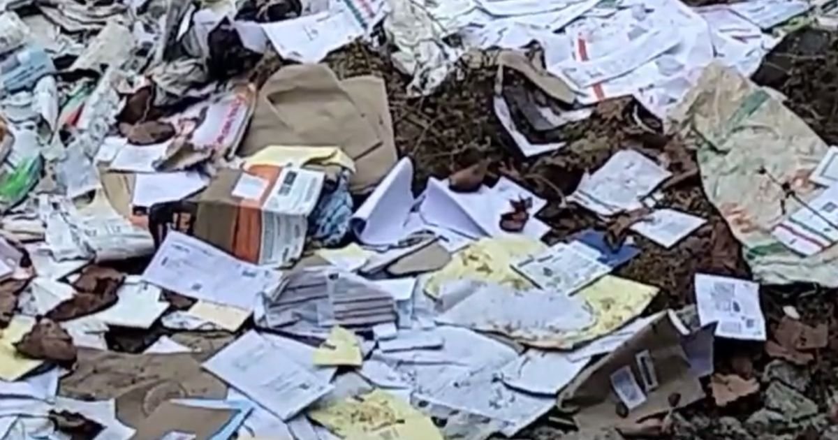 Balrampur Breaking: कचरे के ढेर में मिले आधार कार्ड, पैन कार्ड और अन्य महत्वपूर्ण दस्तावेज...
