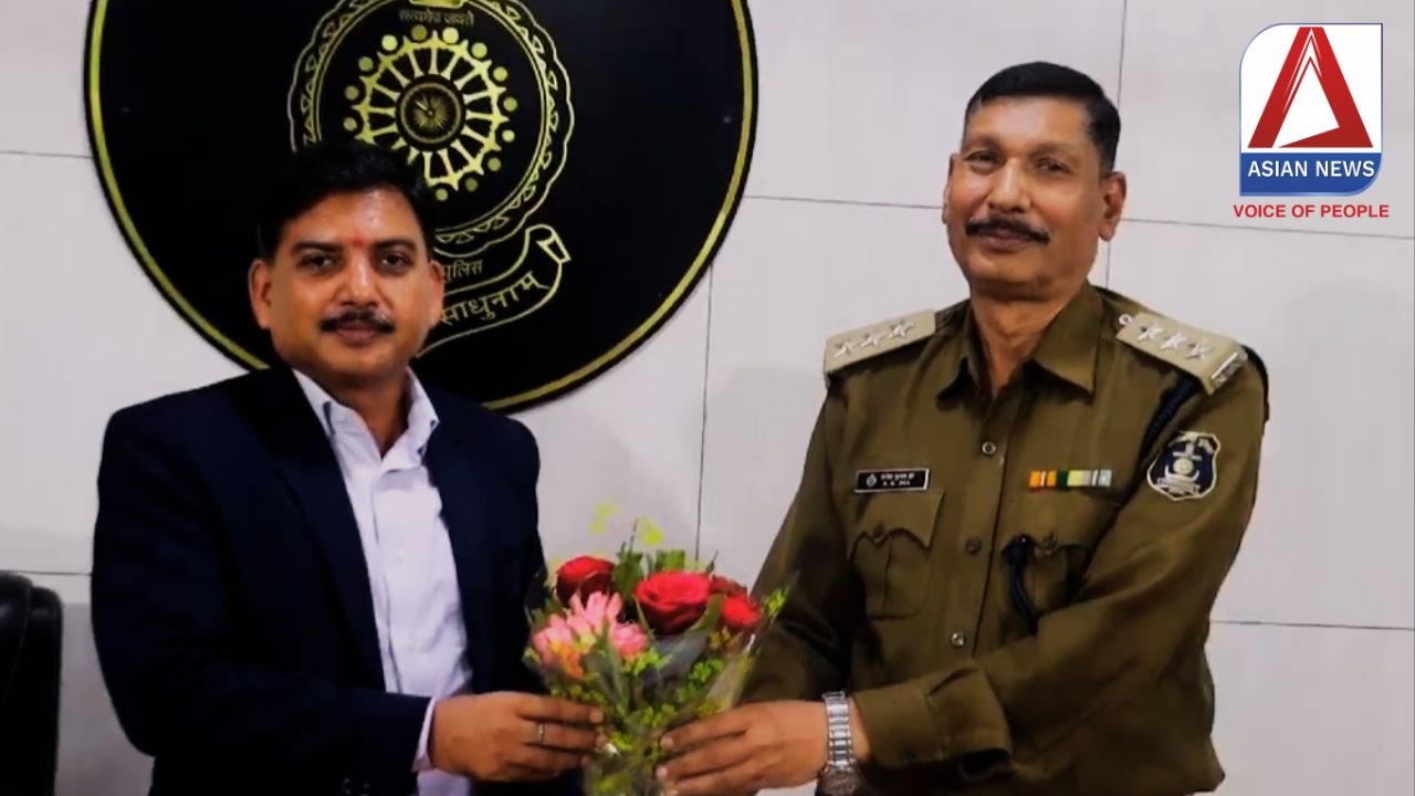उप निरीक्षक दुलेश्वर चंद्रवंशी बने निरीक्षक, एसएसपी रामकृष्ण साहू ने स्टार लगाकर दी पदोन्नति