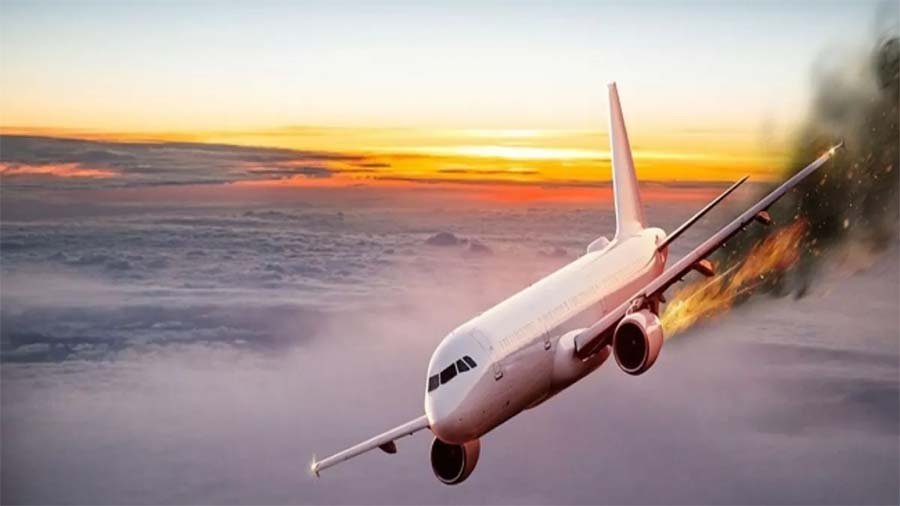 Plane Crash : कनाडा के टोरंटो एयरपोर्ट पर भयानक विमान हादसा, आग की लपटों में लहराया विमान