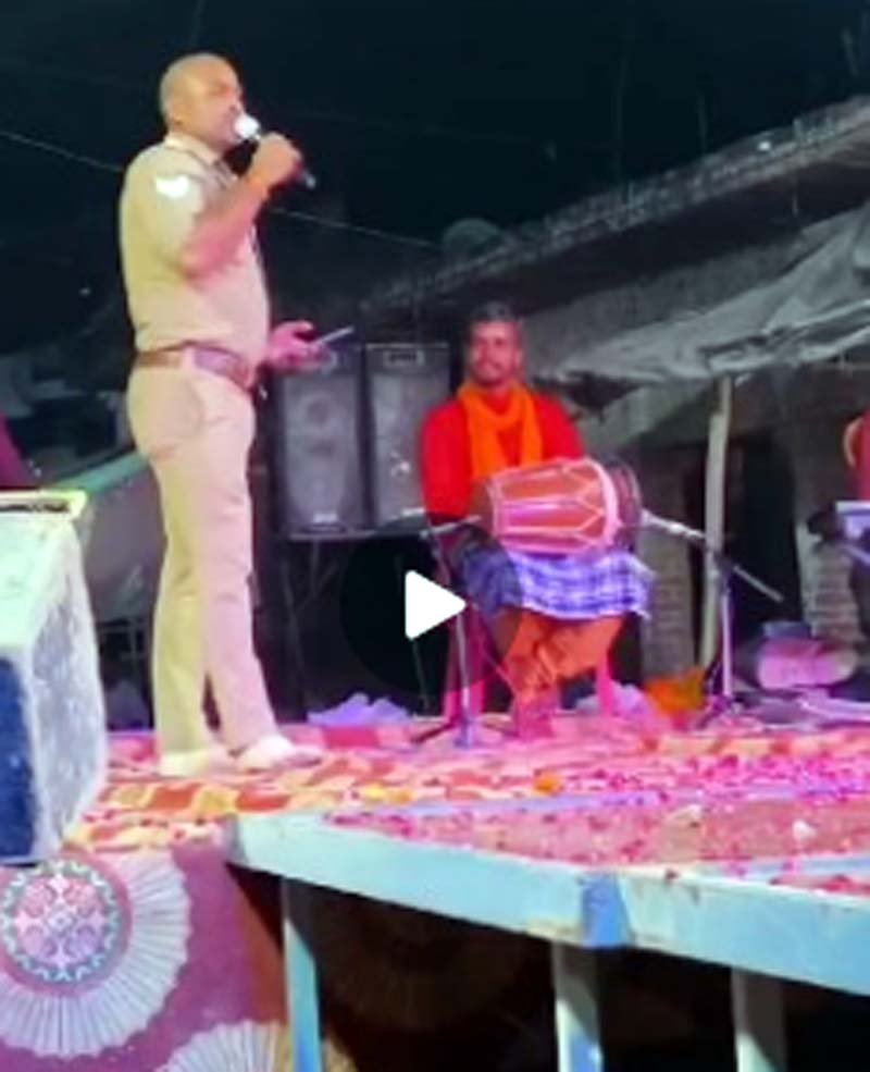 Viral Video : रील बनाकर वायरल होने के लिए वर्दी की गरिमा गिराने में लगे पुलिसकर्मी.....देखें वीडियो