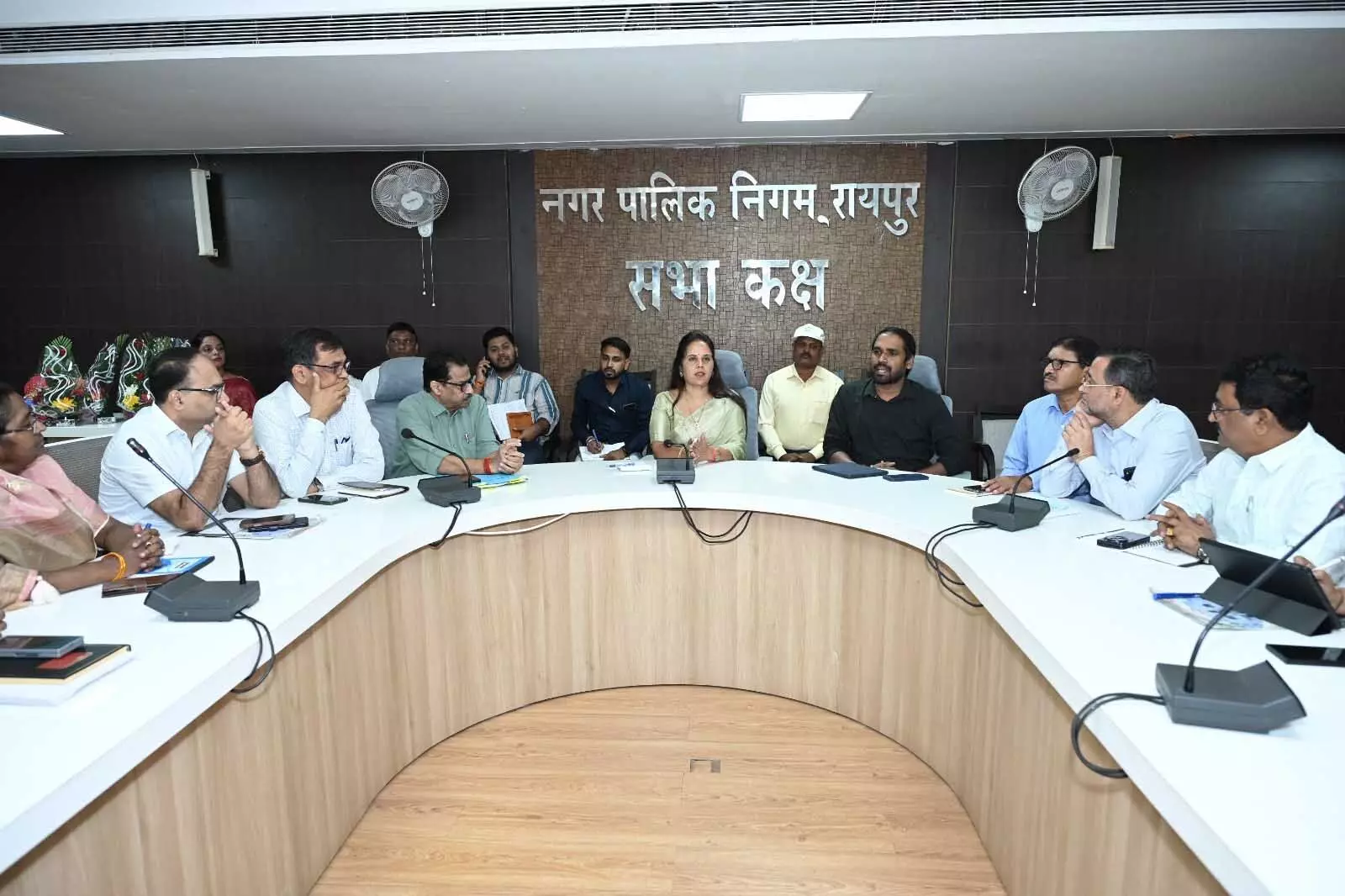 Raipur News : शपथ के बाद एक्शन में महापौर मीनल चौबे, रायपुर नगर निगम के अधिकारियों के साथ बैठक...