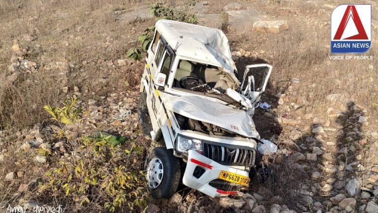 Accident News : बोलेरो जीप खाई में गिरी , 4 की मौत 9 लोग घायल....
