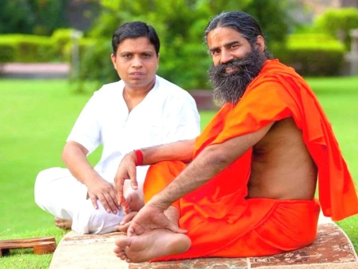 Baba Ramdev: बाबा रामदेव और बालकृष्ण पर गैर-जमानती वारंट जारी...