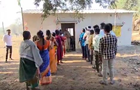 CG News Voting for Sarpanch elections for first time in Naxalite Hidma's village Poorvarti, voting continues amid tight security in Bastar