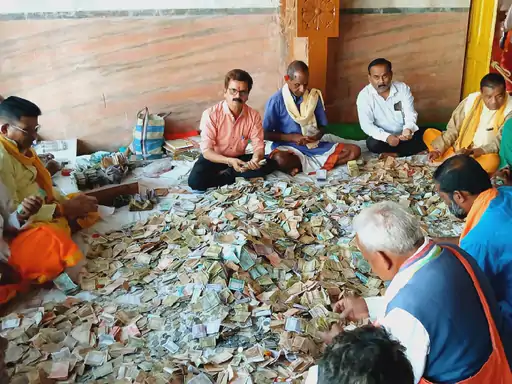 CG News : मां दंतेश्वरी मंदिर की दानपेटी से निकला 19 लाख रुपये, भक्तों की आस्था का प्रमाण...