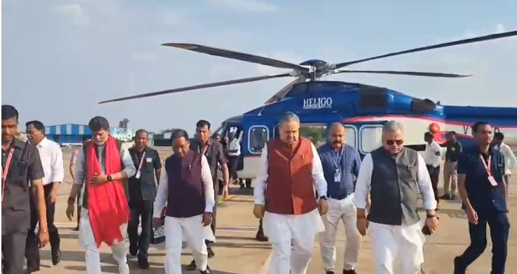 CG News: बस्तर राजपरिवार के महाराजा कमलचंद्र भंजदेव के आशीर्वाद समारोह में शामिल होने जगदलपुर पहुंचे मुख्यमंत्री विष्णुदेव साय, पूर्व मुख्यमंत्री रमन सिंह और संगठन महामंत्री अजय जामवाल के साथ किरण सिंहदेव भी साथ आए, देखें वीडियो