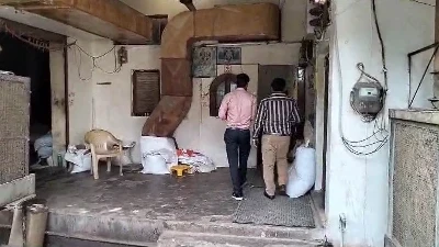 GST Raid : तंबाकू व्यापारी पर जीएसटी का छापा, दस्तावेज खंगाल रही जांच टीम... GST Raid : तंबाकू व्यापारी पर जीएसटी का छापा, दस्तावेज खंगाल रही जांच टीम...