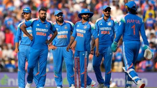 IND vs ENG 1st ODI : भारत के गेंदबाजों की शानदार प्रदर्शन, इंग्लैंड को 248 रनों पर समेटा...